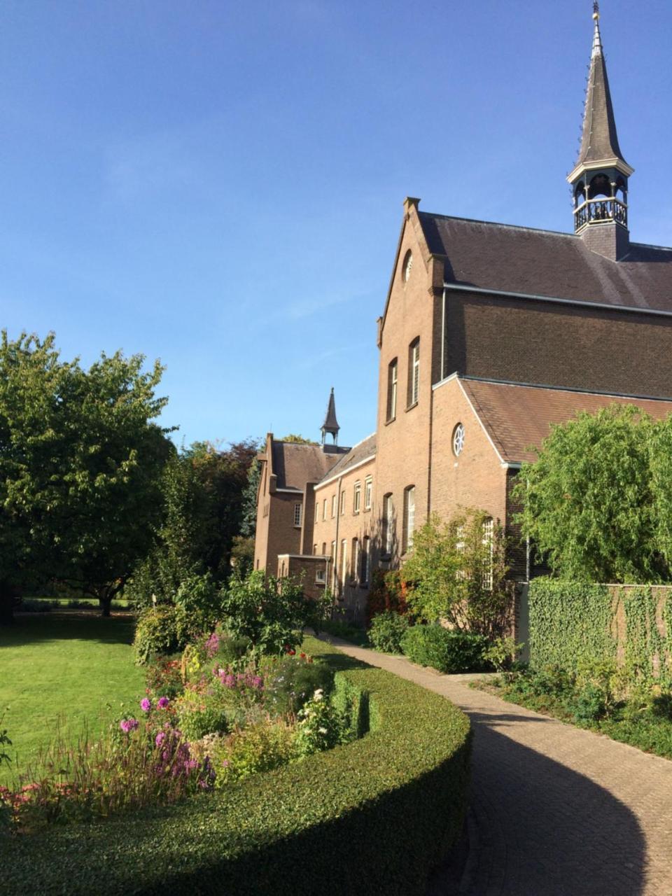 Отель Het Klooster Бреда Экстерьер фото